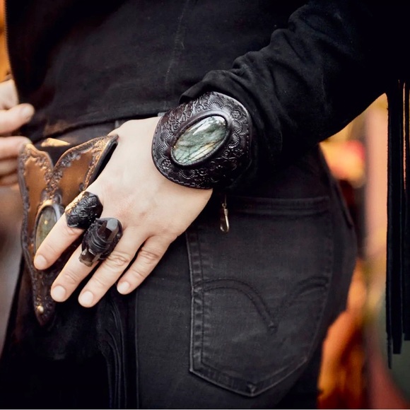 BUFFALO GIRL BLACK LEATHER CUFF BRACELET WITH LABRADORITE - Picture 2 of 8